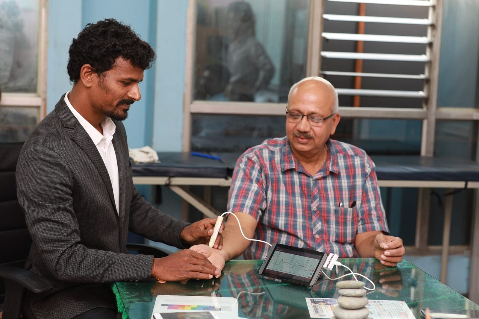 Practitioner reading a client’s pulse with Nadiswara